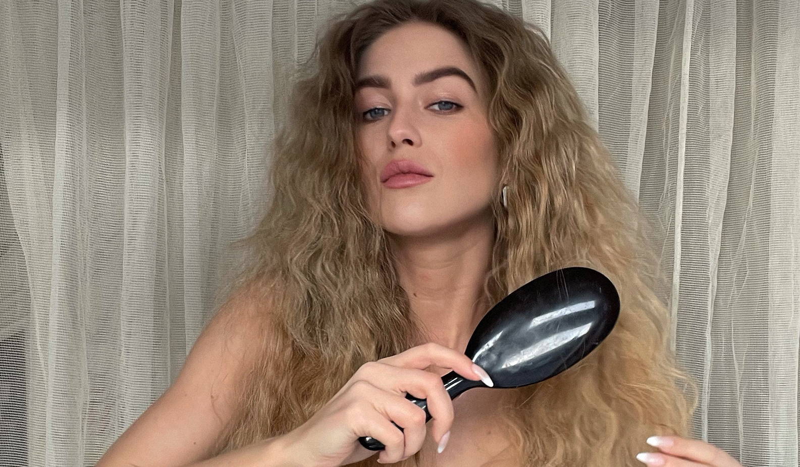 La créatrice danoise Emili Sindlev adore les paillettes corporelles et le maquillage minimaliste.